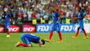Kesedihan para pemain Prancis usai kalah dari Portugal pada laga final piala Eropa 2016 antara Prancis vs Portugal di Stade de France, Saint-Denis, Prancis, (10/7/2016). Portugal menang 1-0. (REUTERS/Darren Staples)