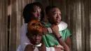 Evan Alex, Lupita Nyong'o dan Shahadi Wright Joseph dalam sebuah adegan film 'Us'. Film ini bercerita tentang liburan sebuah keluarga ke tempat terasing yang ternyata menjadi teror mencekam. (Claudette Barius/Universal Pictures via AP)