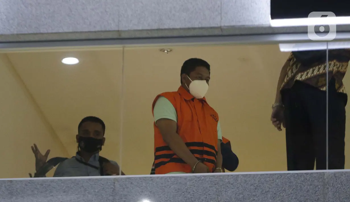 Petugas menggiring penyidik KPK, Stepanus Robin Pattuju (kanan) usai menjalani rilis penahanan di Gedung KPK, Jakarta, Kamis (22/4/2021). Stepanus ditahan sebagai tersangka kasus dugaan penerimaan hadiah terkait penanganan perkara Wali Kota Tanjung Balai 2020-2021. (Liputan6.com/Helmi Fithriansyah)