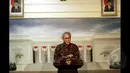 Iwan Fals memberikan keterangan usai bertemu Presiden Joko Widodo di Istana Merdeka, Jakarta, (27/2/2015). Kedatangan Iwan Fals membicarakan rencana konser "Nyanyian Raya” yang bertujuan mengajak publik berbuat hal positif. (Liputan6.com/Faizal Fanani)