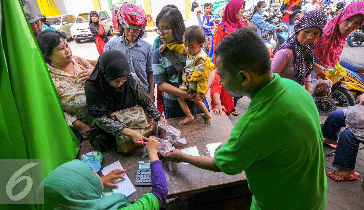 Warga antusias membeli sejumlah kebutuhan di pasar murah yang digelar PD Pasar Jaya, Jakarta, Kamis (9/6/2016). Operasi pasar murah sendiri menjual telur ayam Rp21 ribu/kg,daging sapi Rp85 ribu/kg. (Liputan6.com/Yoppy Renato)