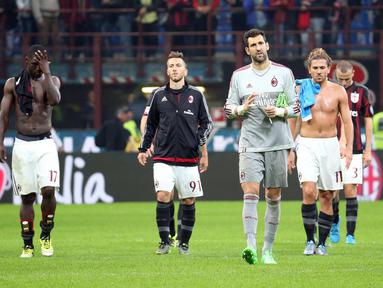 Para pemain AC Milan terlihat sedih usai Laga Seria A di Stadion San Siro,Italia, Senin (05/10/2015). Milah kalah telak 0-4 dari Napoli. EPA/Matteo Bazzi