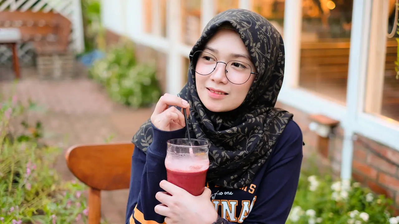 perempuan berhijab makan