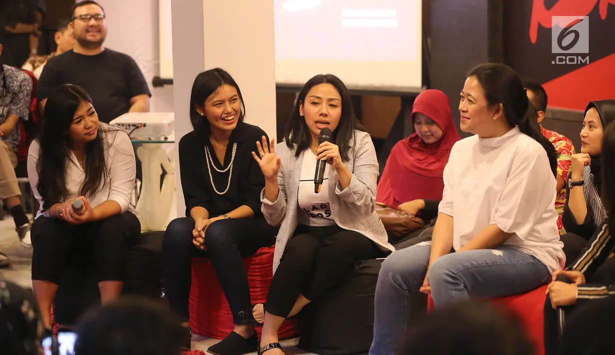 Beauty Expert, Anggie Rasly berbagi cerita pada talk show bertema "Human Development Empowering Women in Today's Society” di Kerja @86 Hub, Jakarta, Kamis (21/2). Talkshow dihadiri pembicara perempuan dan generasi milenial. (Liputan6.com/Fery Pradolo)