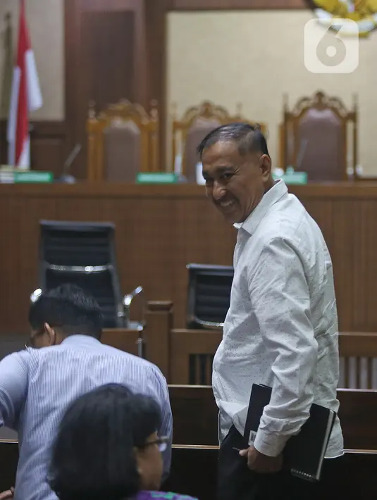 Terdakwa kasus korupsi proyek KTP Elektronik Markus Nari tersenyum bersiap menjalani sidang lanjutan di Pengadilan Tipikor, Jakarta, Senin (28/10/2019). Sidang tersebut beragenda tuntutan dari JPU, Markus Nari dituntut 9 tahun dan denda Rp 900 juta. (Liputan6.com/Herman Zakharia)