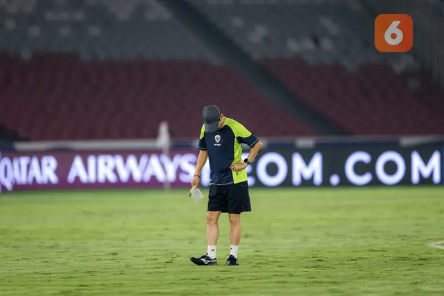 Shin Tae-yong cek rumput SUGBK jelang laga Indonesia vs Jepang, kondisinya bikin khawatir warganet