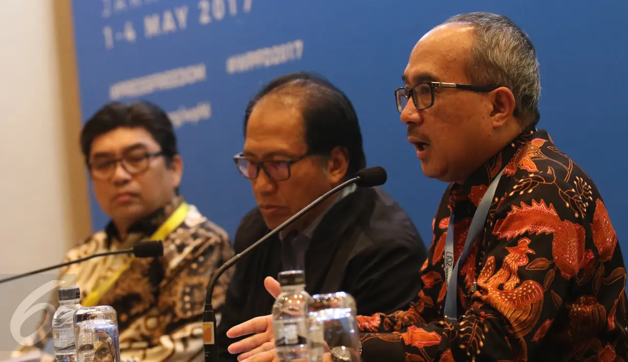 Sekjen ASTVI Suryopratomo (kanan) memberi keterangan kepada awak media saat World Press Freedom Day di JCC (4/5). Dalam keteranganya ATVSI menanggapi revisi UU No.32 Tahun 2002. (Liputan6.com/Angga Yuniar)