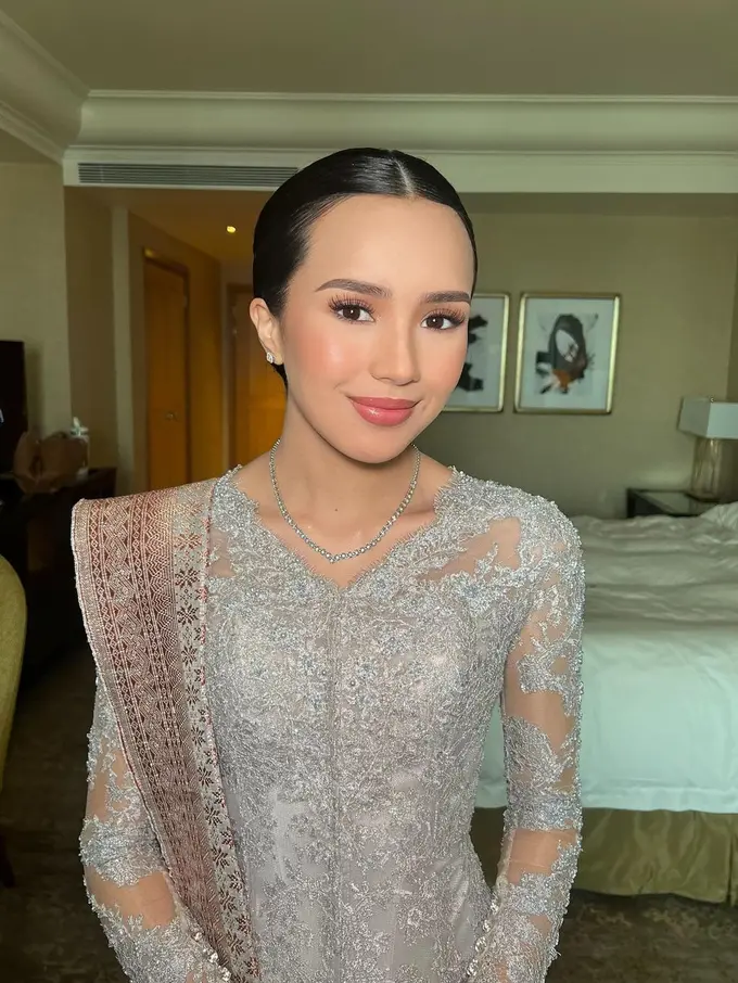 6 Pesona Elegan Khas Ibu Resmi Jadi Ibu Pejabat, 6 Potret Makeup Flawless Beby Tsabina saat Dampingi Suami yang Kembali Dilantik Jadi Anggota DPRBeby Tsabina saat Dampingi Suami yang Kembali Dilantik Jadi Anggota DPR, Tenteng Tas Puluhan Juta