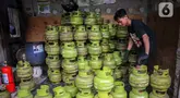 Pekerja menata tabung liquefied petroleum gas (LPG) 3 kg di sebuah instansi di kawasan Jakarta, Rabu (27/12/2023).  Pemerintah mendorong lebih banyak target penyaluran LPG 3 Kg dengan menggunakan Kartu Tanda Penduduk (KTP) mulai 1 Januari 2024. (Liputan6.com/Angga Yuniar)
