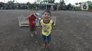 Anak-anak bermain di Kampung Akuarium, Penjaringan, Jakarta Utara, Jumat (21/8/2020). Pembangunan Kampung Susun Akuarium ditargetkan selesai pada Desember 2021 mendatang dengan sumber dana angaran pendapatan belanja daerah (APBD)provinsi DKI Jakarta senilai RP62 miliar. (merdeka.com/Imam Buhori)