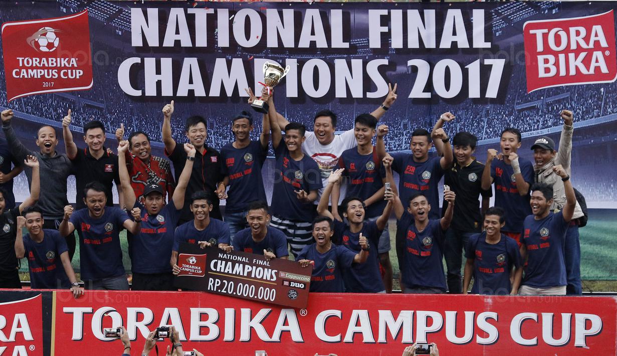 Pemain UMM melakukan selebrasi usai menjuarai Torabika Campus Cup 2017 di Stadion Cakrawala, Malang, Kamis (23/11/2017). UMM menang WO atas UPI. (Bola.com/M Iqbal Ichsan)