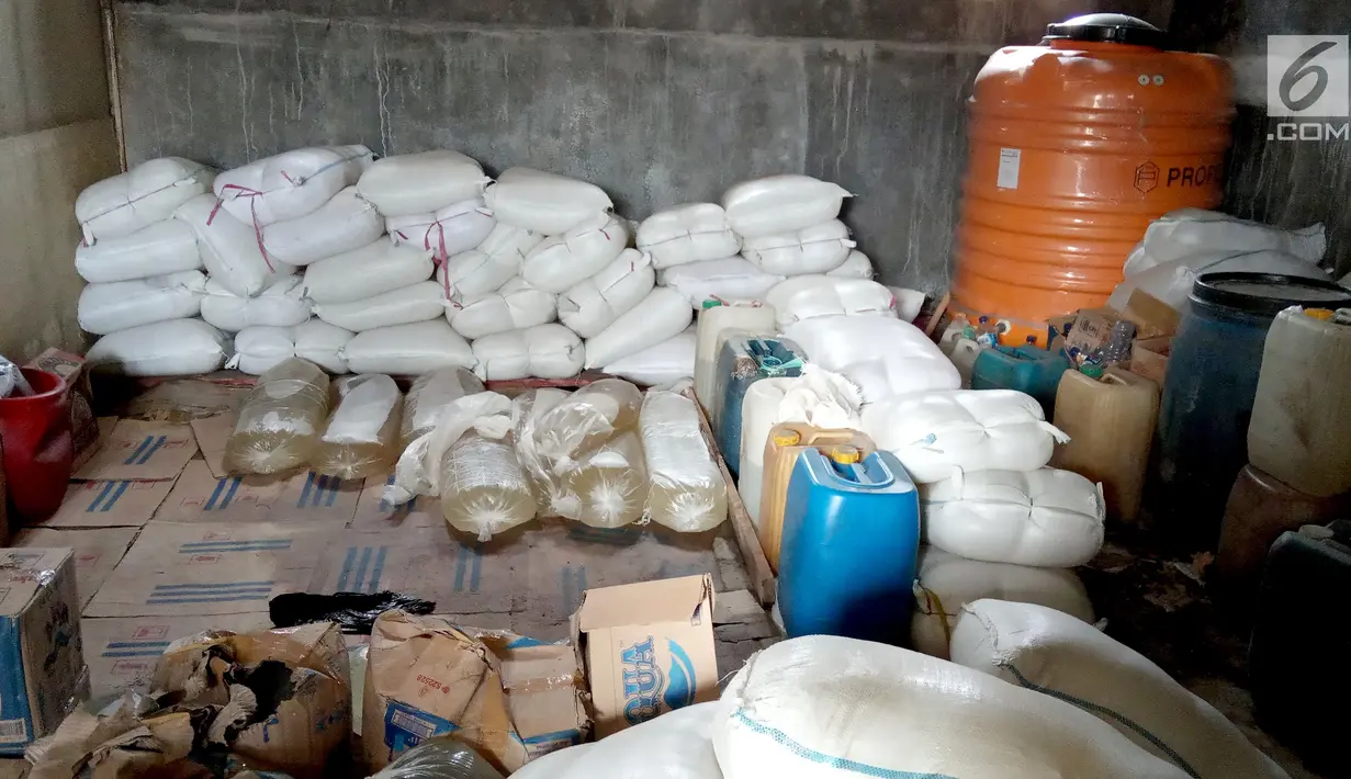 Barang bukti minuman keras Cap Tikus di Polres Gorontalo, Kamis, (24/1). Selain Cap Tikus, polisi juga menyita minuman keras merek lain. (Liputan6.com/Arfandi Ibrahim)