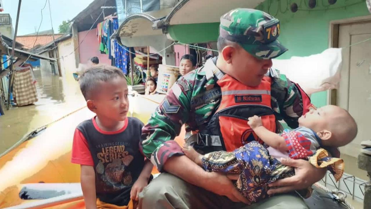 FOTO: Aksi Prajurit TNI Kodim 0507 Tak Kenal Lelah Evakuasi Warga Terjebak Banjir di Bekasi
