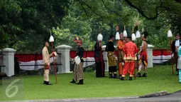 Sejumlah personel Paspamres mengenakan pakaian adat daerah di kawasan Istana Bogor, Rabu (1/3). Hal ini terkait upacara penyambutan kadatangan Raja Arab Saudi Salman bin Abdulaziz. (Liputan6.com/Helmi Fithriansyah)