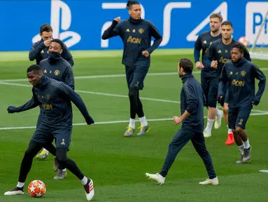 Gelandang Manchester United (MU), Paul Pogba (dua kiri) menggiring bola saat berlatih bersama rekan setimnya jelang menghadapi Barcelona pada leg kedua babak perempat final Liga Champions 2018/19 di Stadion Camp Nou, Barcelona, Senin (15/4). (AP Photo/Joan Monfort)