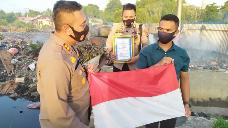 Pemuda selamatkan bendera di perairan tumpukan sampah mendapat penghargaan dari Kapolres Kepulauan Meranti.