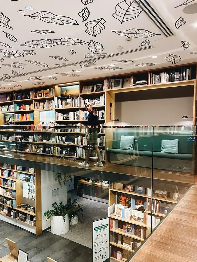 6 Momen Bulan Maudy Ayunda dan Jesse Choi di Thailand, Romantis di Perpustakaan