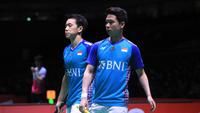Ganda putra Indonesia Marcus Fernaldi Gideon/Kevin Sanjaya Sukamuljo lolos ke babak 16 besar&nbsp;Kejuaraan Dunia Bulu Tangkis 2022.&nbsp;Marcus/Kevin mengalahkan&nbsp;Jaromir Janacek/Tomas Svejda asal Republik Ceko 21-14 dan 21-13 di&nbsp;Tokyo Metropolitan Gymnasium, Jepang, Rabu (24/8) pagi WIB. (foto: PBSI)