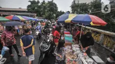 Warga saat berburu hidangan berbuka puasa atau takjil di kawasan Karet Tengsin, Tanah Abang, Jakarta Pusat, Minggu (3/4/2022). Berburu takjil merupakan tradisi umat muslim untuk disantap saat berbuka puasa. (merdeka.com/Iqbal S. Nugroho)