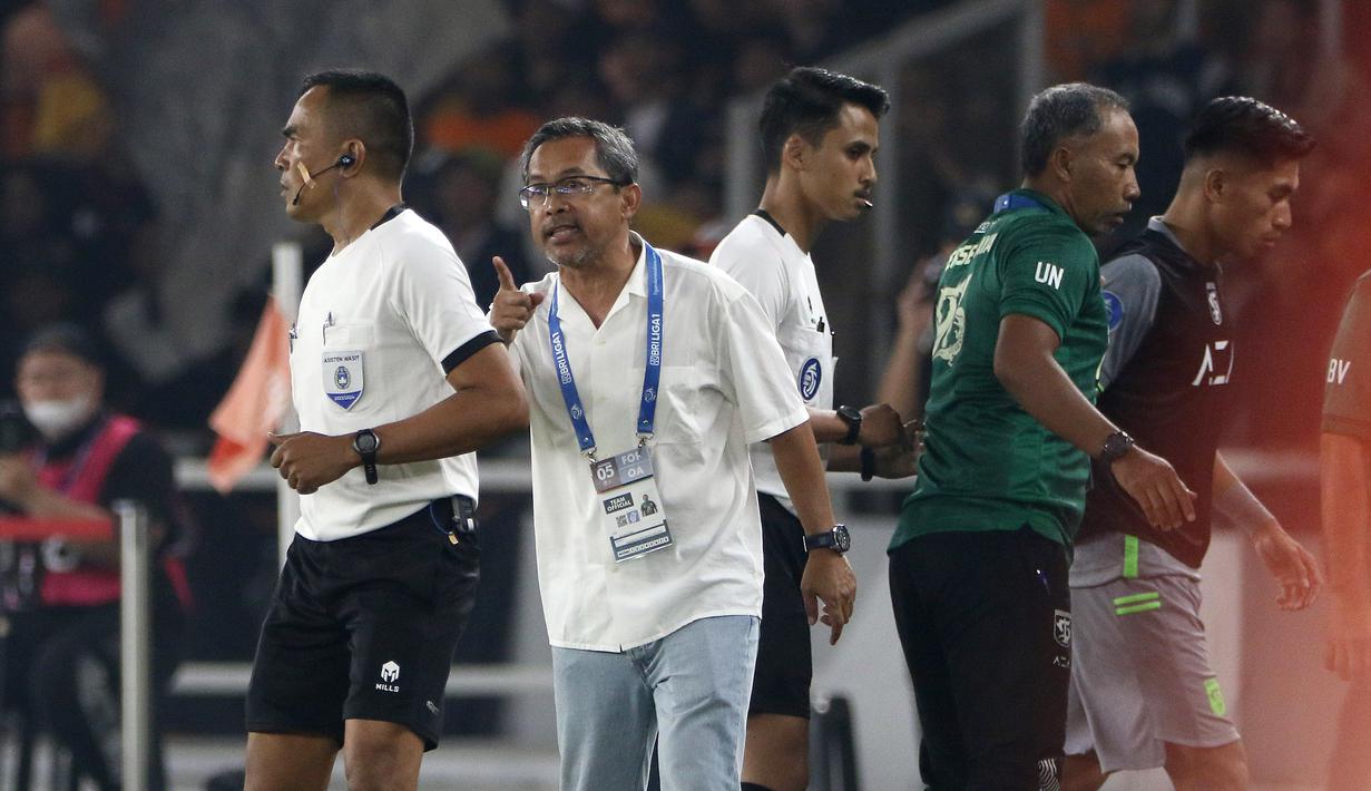 Ekspresi pelatih Persebaya Surabaya, Aji Santoso (dua kiri), saat melakukan protes kepada asisten wasit dalam pertandingan pekan kelima BRI Liga 1 2023/2024 melawan Persija Jakarta yang berlangsung di SUGBK, Jakarta, Minggu (31/7/2023). (Bola.com/Ikhwan Yanuar)