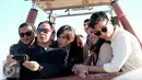 Para bintang film Romansa: Sunset Love in Istanbul yakni Vicky Shu, Ramon Y Tungka, Ray Saahetapy, Dikta Pradipta, Tistha Nurma dan pemain lain naik balon udara di Cappadocia, Turki, Minggu (6/9/2015). (Rommy Ramadhan/Liputan6.com) 
