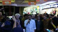 Presiden Joko Widodo mengajak Managing Director International Monetary Fund (IMF) Christine Lagarde berkunjung alias blusukan ke Pasar Tanah Abang, Jakarta pada Senin (26/2/2018).(Liputan6.com/Septian Deny)