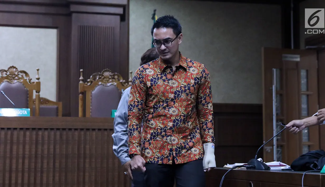Gubernur nonaktif Jambi, Zumi Zola saat jeda sidang lanjutan dugaan suap dan gratifikasi di Pengadilan Tipikor, Jakarta, Senin (29/10). Sidang mendengar keterangan terdakwa kasus dugaan suap dan gratifikasi, Zumi Zola. (Liputan6.com/Helmi Fithriansyah)
