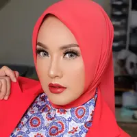 Elma Theana cantik memesona dengan makeup bold, lipstik merah, dan hijab yang senada. Sedangkan untuk outfit, Elma Theana memilih work wear dengan blazer merah dan kemeja bermotif cantik bernuansa biru. Foto: Instagram.