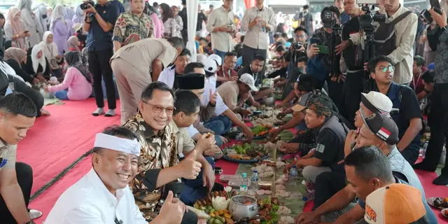 Nikmati Nasi Liwet, Mendagri Ngariung Bareng Sopir Truk Genteng di Purwakarta