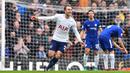 Gelandang Tottenham Hotspur, Christian Eriksen mencetak gol indah ke gawang Chelsea pada pekan ke-32 Premier League di Stamford Bridge, London, (1/4/2018). Tottenham menang 3-1. (AFP/Glyn Kirk)