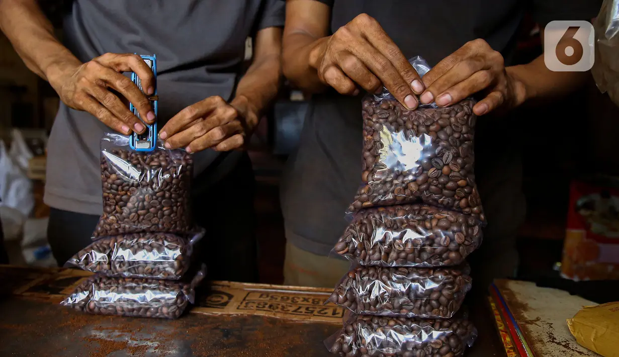 Kualitas kopi yang terjaga serta aroma yang khas menjadikan kopi Bis Kota tetap bertahan hingga kini. (Liputan6.com/Angga Yuniar)