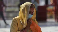 Umat Hindu yang mengenakan masker untuk mencegah penyebaran COVID-19 saat berdoa dalam kuil di Jammu, India, 17 Oktober 2020. Berdasarkan data Worldometers pada 19 Oktober 2020, jumlah kasus COVID-19 di India sebanyak 7.548.238. (AP Photo/Channi Anand)