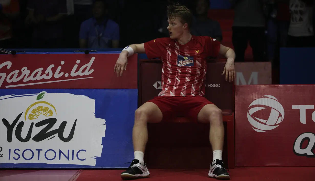 Anders Antonsen usai dikalahkan Chou Tien Chen di final tunggal putera Indonesia Open 2019 melalui pertarungan ketat 3 gim dengan skor 21-18 24-26 21-15 di Istora Senayan, Jakarta, Minggu (21/7/2019). (Bola.com/Vitalis Yogi Trisna)