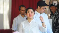 Menteri Koordinator bidang Pembangunan Manusia dan Kebudayaan Puan Maharani menunjukkan jarinya yang telah dicelup tinta seusai menggunakan hak pilihnya pada Pemilu 2019 di TPS 62, Kebagusan, Jakarta, Rabu (17/4). (Liputan6.com/Angga Yuniar)