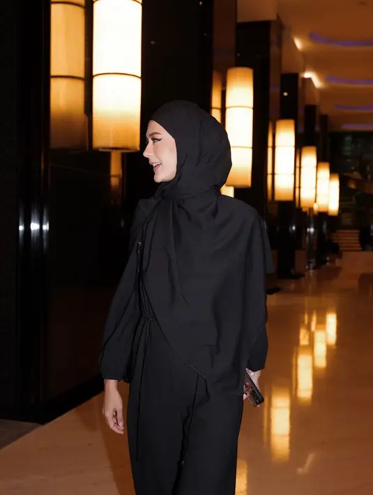 Warna hitam tak pernah salah, bukan, Sahabat FIMELA? DI sini Paula Verhoeven tampil effortless chic dengan jumpsuit hitam yang serasi dengan hijab panjangnya. [Foto: Instagram/paula_verhoeven]