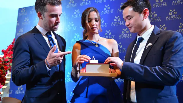 Nia Ramadhani menjajal koleksi berlian Adelle Jewellery (ist)