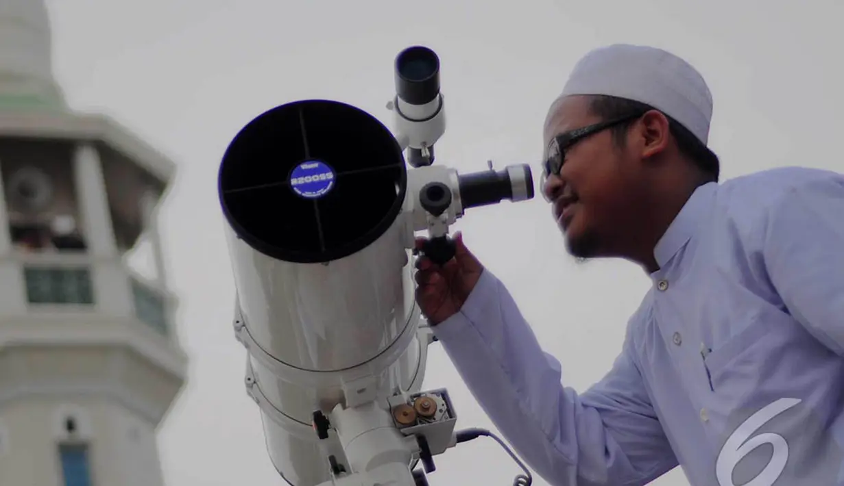 Pada Ramadhan tahun ini, hilal tidak terlihat dengan jelas. Maka sesuai aturan, mereka akan menggenapkan Ramadhan menjadi 30 hari di Kembangan Utara, Jakarta, Jumat (27/6/2014) (Liputan6.com/Faizal Fanani)