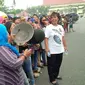 Ibu-ibu pedagang di pasar tradisional Kota Pekanbaru, berdemonstrasi sembari membawa kuali dan periuk. (Liputan6.com/M Syukur)