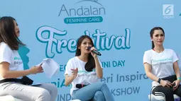 Andalan Feminine Care Brand Talent Sonya Pandarmawan berbicara dalam Andalan Freshtival Special Kartini Day di kawasan Senayan, Jakarta, Minggu (21/4). Acara yang digelar untuk memperingati Hari Kartini tersebut mengajak kaum wanita berani tampil menjadi inspirasi. (Liputan6.com/Immanuel Antonius)