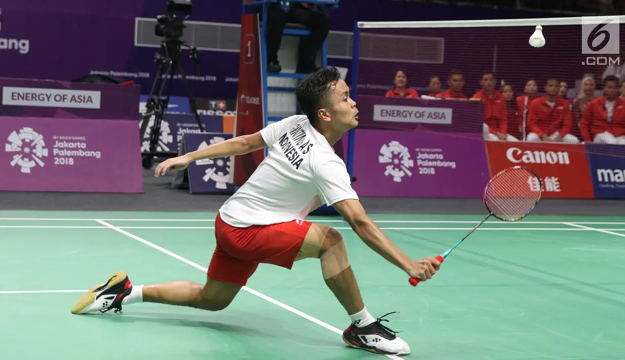 Tunggal putra Indonesia, Anthony Sinisuka Ginting berusaha mengembalikan kok ke arah pemain China Shi Yuqi pada final Beregu Putra Asian Games 2018 di Istora Kompleks GBK, Jakarta, Rabu (22/8). Indonesia kalah 1-3. (Liputan6.com/Helmi Fithriansyah)