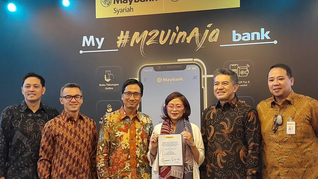 penandatanganan perjanjian lisensi soundtrack lagu Naik -naik ke Puncak Gunung untuk iklan baru Maybank di kawasan Gelora Bung Karno, Jakarta pada Selasa (14/11/2023).