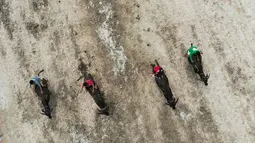 Para joki beradu cepat saat bersaing dalam perlombaan balap kerbau tahunan di Chonburi, Thailand, Selasa (23/10). Lomba ini menandai berakhirnya musim hujan dan awal panen padi dalam tradisi yang berumur lebih dari satu abad. (Jewel SAMAD/AFP)