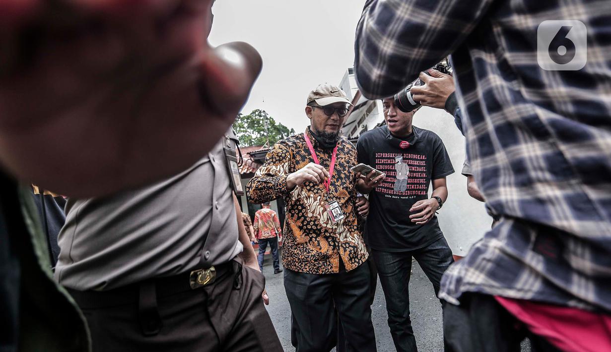 Penyidik KPK Novel Baswedan usai memneuhi panggilan penyidik Komisi Kejaksaan di Jakarta, Kamis (2/7/2020). Novel Baswedan memberikan keterangan terkait aduan masyarakat terhadap penuntut kasus penyerangan air keras pada 2017. (Liputan6.com/Johan Tallo)