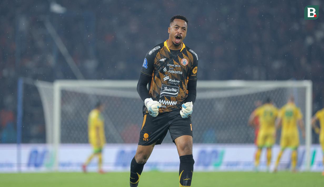 Kiper Persija Jakarta, Carlos Eduardo, merayakan gol yang dicetak oleh Allano ke gawang Persebaya Surabaya pada laga pekan ke-27 BRI Super League di Stadion Utama Gelora Bung Karno, Jakarta, Sabtu (11/4/2026). (Bola.com/Bagaskara Lazuardi)
