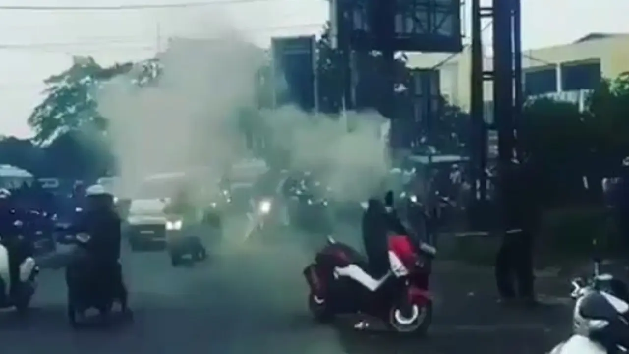 Yamaha NMax terbakar di pinggir jalan