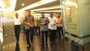 Direktur Utama BEI,  Ito Warsito (ketiga kiri) menyambut kedatangan Presiden Jokowi  di Bursa Efek Indonesia , Jakarta, Selasa (7/4/2015). Kunjungan presiden tersebut untuk melihat perkembangan pasar modal Indonesia. (Liputan6.com/Faizal Fanani)