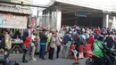 Calon penumpang antre masuk ke dalam Stasiun Citayam, Depok, Jawa Barat, Senin (8/6/2020). Memasuki fase PSBB proporsional menuju new normal Kota Depok, stasiun ramai dipadati penumpang yang kini mulai beraktivitas kembali. (Liputan6.com/Immanuel Antonius)
