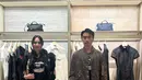 Grazia Chiuri juga suguhkan busana bersiluet unisex yang dapat dipakai oleh pria dan wanita. Tersemat beragam detail menarik yang memberikan sentuhan baru
kekinian dalam balutan siluet timeless Untuk koleksi pria, hadir aksentuasi garis kuning untuk tampilan segar yang mendefinisi. Intip juga Fendi Wrap Trainers, sneakers yang dapat dilipat dengan lentur. Cocok untuk traveling. / Foto dok: Fimela.