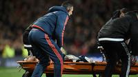 Gelandang Manchester United Henrikh Mkhitaryan mengalami cedera saat melawan Tottenham Hotspur di Old Trafford, Minggu (11/12/2016). (AFP/Oli Scarff)