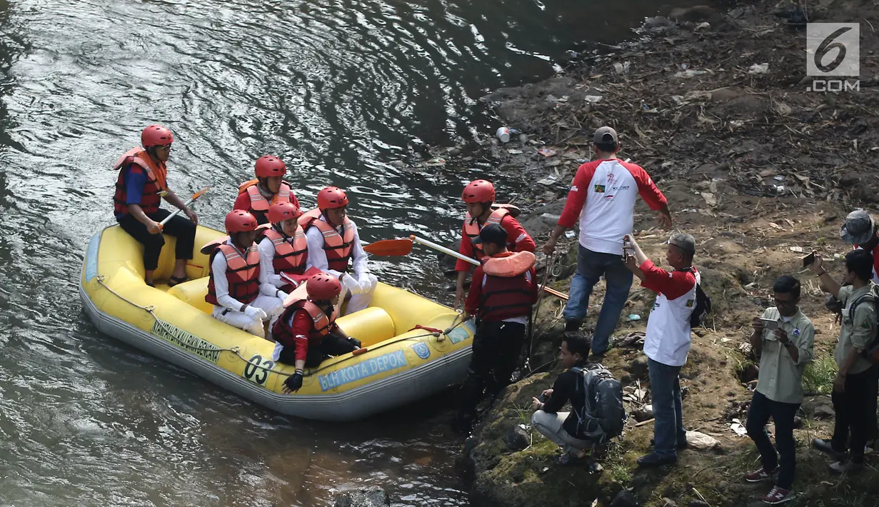 Tim pengibar bendera menaiki perahu karet menyusuri Sungai Ciliwung menuju Jembatan Panus, Depok, Kamis (17/8). Komunitas Ciliwung Depok menggelar upacara peringatan HUT Kemerdekaan RI di atas Jembatan Panus. (Liputan6.com/Herman Zakharia)